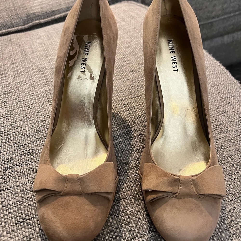 Nine West Audrey Taupe Genuine Suede Heels with Bow Accent 
size 9.5 NEW - Picture 2 of 8